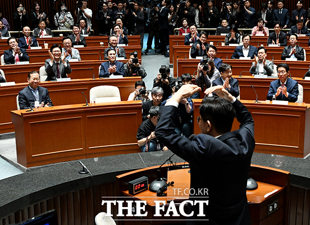 김문수 국민의힘 대선 후보가 9일 오후 서울 여의도 국회에서 열린 의원총회에 참석해 인사말을 하며 하트 포즈를 취하고 있다. /국회=배정한 기자