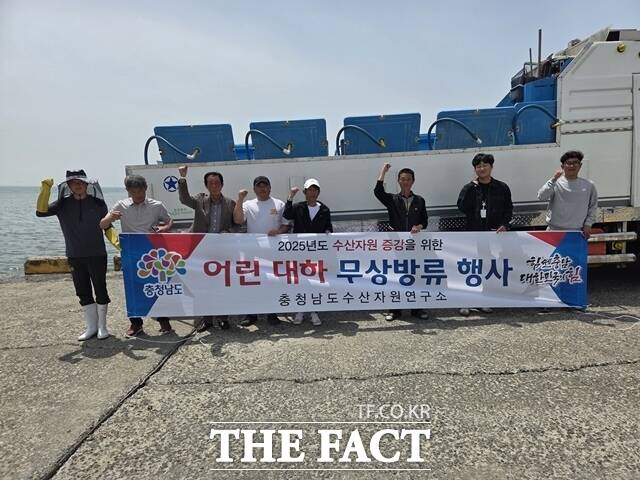 충남도 수산자원연구소는 수산자원 조성 및 어업인 소득 증대를 위해 8∼9일 이틀간 서해에 어린 대하 2000만 마리를 방류했다. /충남도