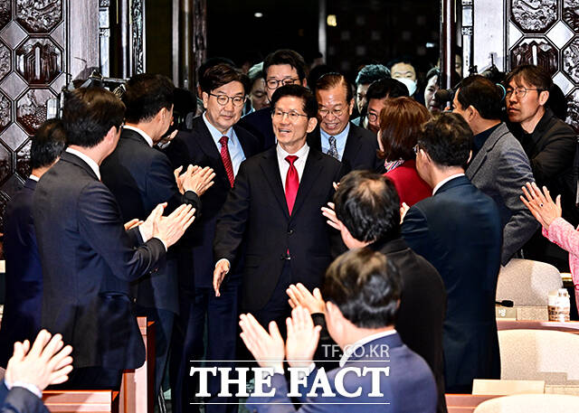 국민의힘 의원들 박수 받으며 의원총회 참석하는 김문수 대선 후보.