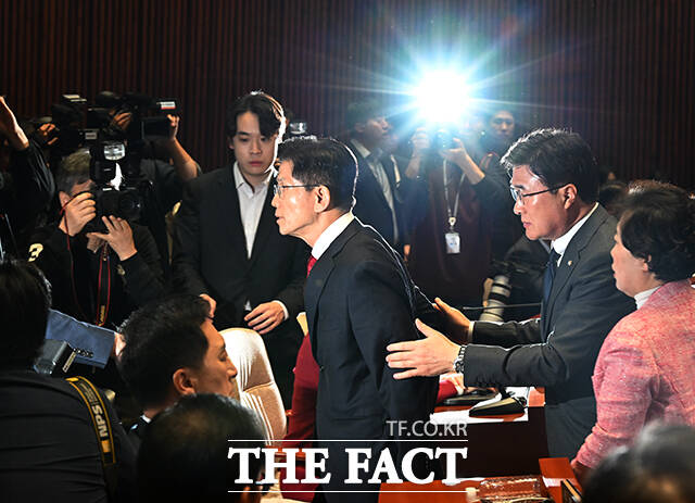 강한 반발에도 의총장 나서는 김문수 대선 후보.
