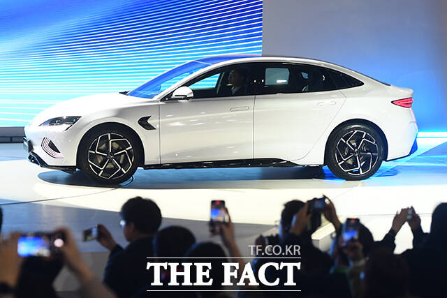 하반기에는 BYD 중형 전기 세단 씰(SEAL) 출시도 예정돼 있다. 판매가는 4000만원 후반에서 5000만원 초반대로 형성될 예정이다. 지난 3일 경기도 고양시 킨텍스에서 열린 2025 서울모빌리티쇼 미디어데이 행사에서 전시돼 있는 씰 모습. /장윤석 기자