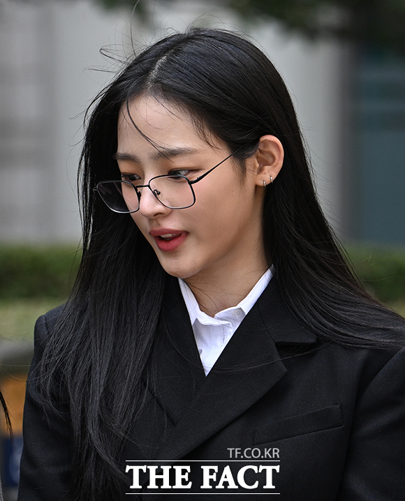 뉴진스 민지가 생일을 맞아 팬들에게 좋아하는 일 하겠다고 내 행복만 보면서 달려가는게 어쩌면 무식해 보일 수 있다고 생각하지만 나는 내 오늘이 그리고 내일이 행복했으면 좋겠다는 내용이 담긴 편지를 남겼다. /박헌우 기자