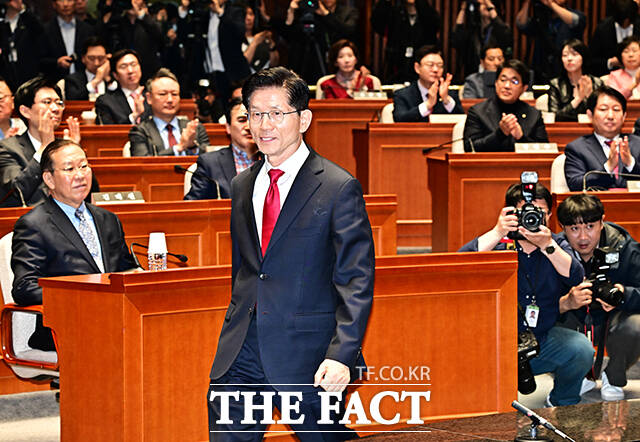 인사말 위해 발언대로 향하는 김문수 대선 후보.