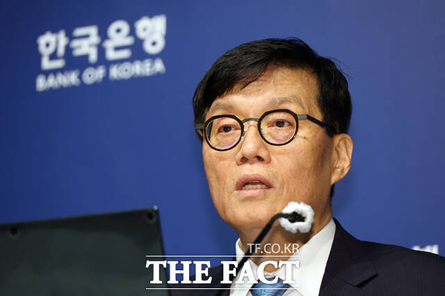 이창용 한국은행 총재가 지난 4월 17일 서울 중구 한국은행 본관에서 금융통화위원회 본회의를 마친 후 통화정책방향 기자 간담회를 열고 취재진의 질문에 답하고 있다. /사진공동취재단