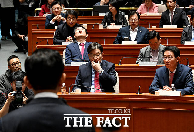 김문수 대선 후보 인사말 듣는 권성동 원내대표.
