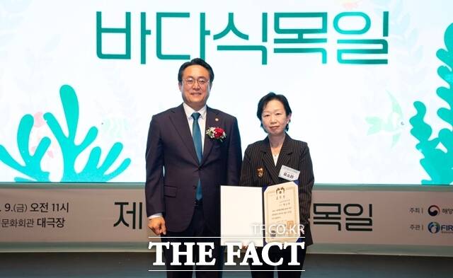 강도형 해양수산부 장관(왼쪽부터)과 유소라 효성티앤씨 상무가 9일 열린 ‘제13회 바다식목일 기념식’에서 대통령표창을 수상한 뒤 기념사진을 촬영하고 있다. /효성티앤씨