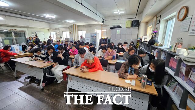 8일 대전꿈나래교육원 학생들이 노인평생교육시설 청춘학교의 어르신들에게 스마트폰 사용법을 알려드리고 있다. /대전시교육청