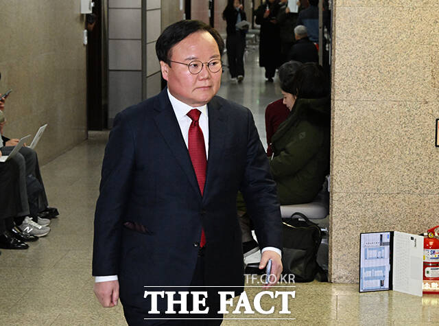 김문수 국민의힘 대선 후보 캠프 측 비서실장인 김재원 전 최고위원이 9일 단일화 관련 진행 중인 여론조사와 관련해 강제적으로 후보를 끌어내리려는 작업이라며 김 후보에게 절대적으로 불리한 방법이라고 직격했다. /배정한 기자