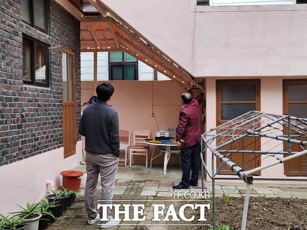 소규모 노후 건축물을 대상으로 점검을 시행하고 있다./대전 유성구