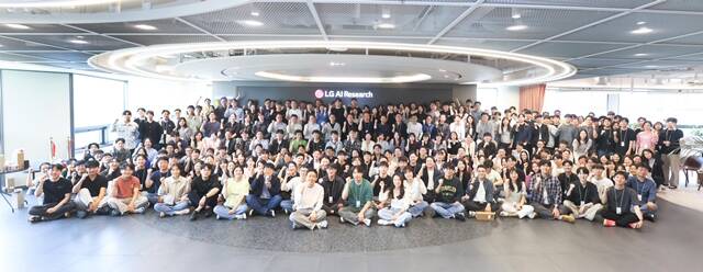 LG AI연구원 임직원들이 본사 이전을 기념해 단체 사진을 촬영하고 있다. /LG그룹