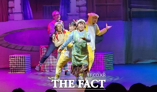 청양군이 8일 오후 7시 30분 청양문예회관 대공연장에서 가정의 달 5월을 맞아 어린이 창작 뮤지컬 우리 엄마 최고!를 공연하고 있다. /청양군