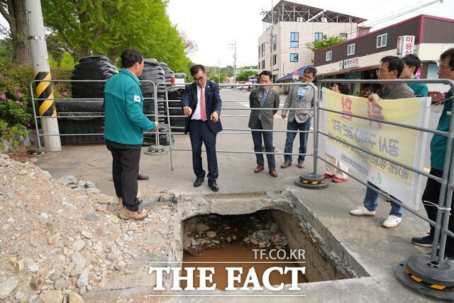 김기웅 서천군수가 장마철 상습 침수구간인 비인면 성내리의 우수관 준설공사 현장을 점검하고 있다. /서천군