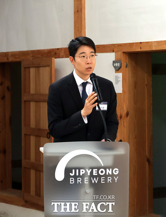 김기환 지평주조 대표가 지평양조장 리모델링 오픈을 기념하며 축사를 전하고 있다.