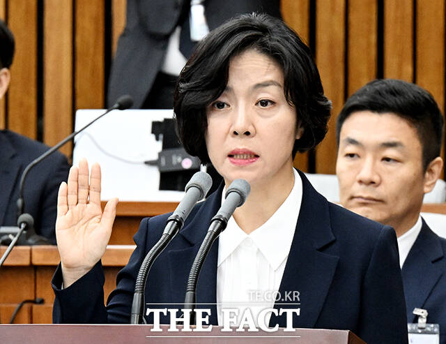 이숙연 대법관 후보자가 2024년 7월 25일 오전 서울 여의도 국회에서 열린 인사청문회를 위한 특별위원회 전체회의에 참석해 선서를 하고 있다. /국회=배정한 기자