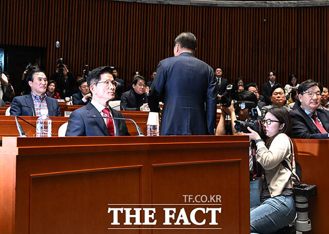 의총장 떠나는 권영세 비대위원장.