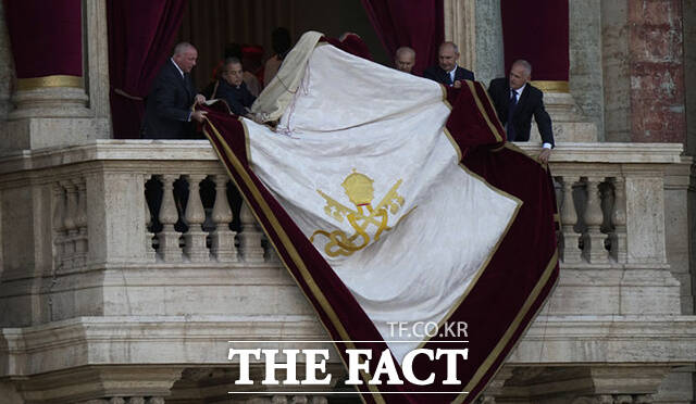 바티칸 성직자들이 성 베드로 대성당 중앙 강복의 발코니를 준비하고 있다.