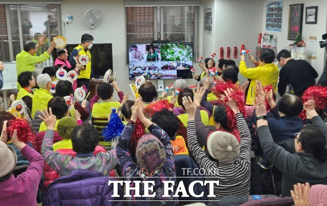 경로당 이용 어르신들이 스마트 경로당 노래경연대회에 참여하고 있다./광명시