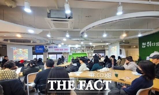 고양시가 지난해 청취다방을 통해 운영한 프로그램인 ‘캘리그라피 자격증반’을 찾은 청년들이 일자리 교육을 받고 있다./고양시