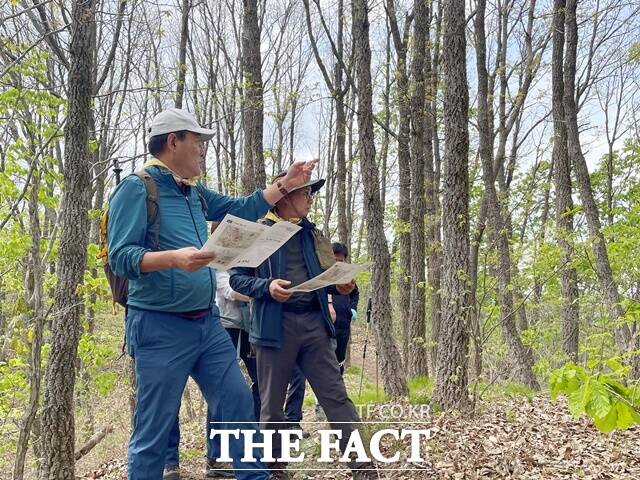 백삼종 함양부군수를 비롯한 관계 공무원들이 감투산 산행에 나서 등산로 상태를 점검하고 있다./함양군