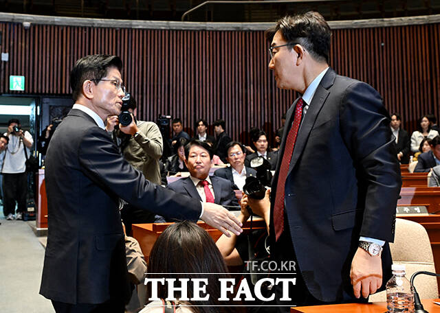 의총장 떠나는 김문수 대선 후보.
