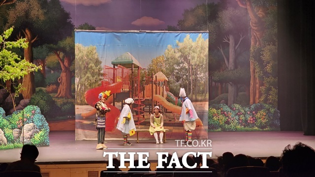 청양군이 8일 오후 7시 30분 청양문예회관 대공연장에서 어린이 창작 뮤지컬 우리 엄마 최고!를 공연하고 있다. /청양군