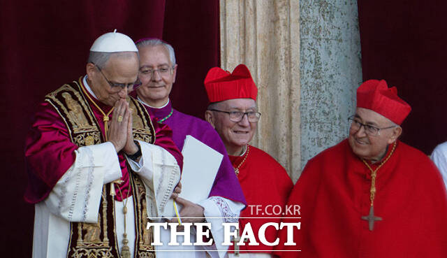 레오 14세가 인사를 하고 있다.