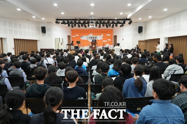 서천군과 서천교육지원청, 서천진로체험지원센터가 청소년 진로박람회 나비투어를 개최하고 있다. /서천군