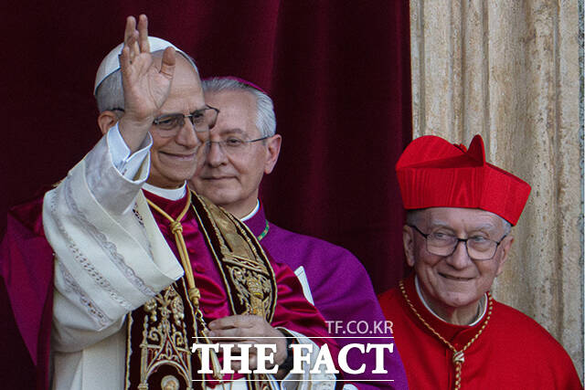 9일 강복의 발코니에 모습 드러낸 교황 레오 14세 /뉴시스