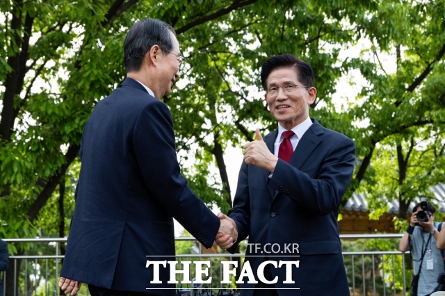 한덕수 무소속 대선 예비후보 측 이정현 대변인은 9일 당에서 결정한 여론조사에 대해 저희는 수용하겠다고 밝혔다. 김문수 국민의힘 후보 역시 이번 결과에 따른 단일화 여부를 승복해야 한다는 의미로 풀이된다. /배정한 기자