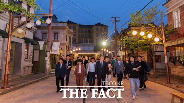 김윤철 합천군수를 바롯한 관계자들이 합천영상테마파크 루미나 야간 콘텐츠 조성 사업 현장을 점검하고 있다. /합천군