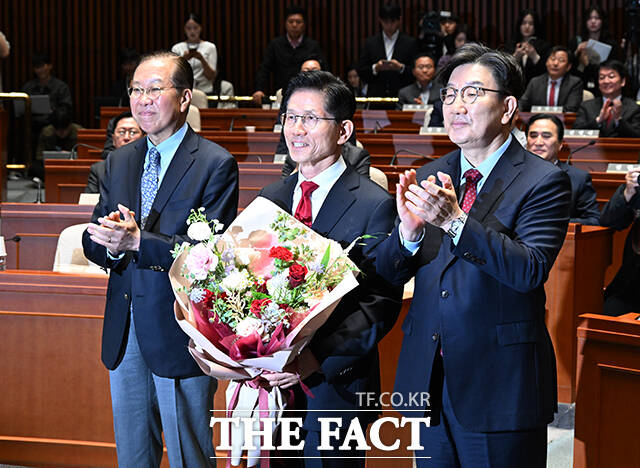권영세 비대위원장과 권성동 원내대표에게 꽃다발 받은 김문수 대선 후보.