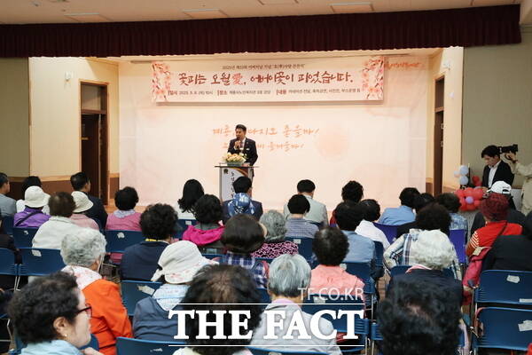 이응우 계룡시장이 지난 8일 열린 제53회 어버이날 기념행사에 참석해 인사말을 하고 있다. /계룡시