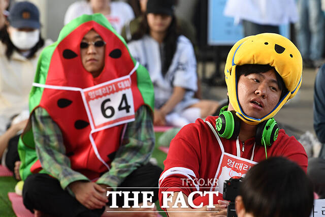 지난해 5월 12일 오후 서울 반포한강공원 잠수교에서 2024 한강 멍때리기 대회가 열린 가운데 참가자들이 멍 때리기를 하고 있다. /더팩트 DB