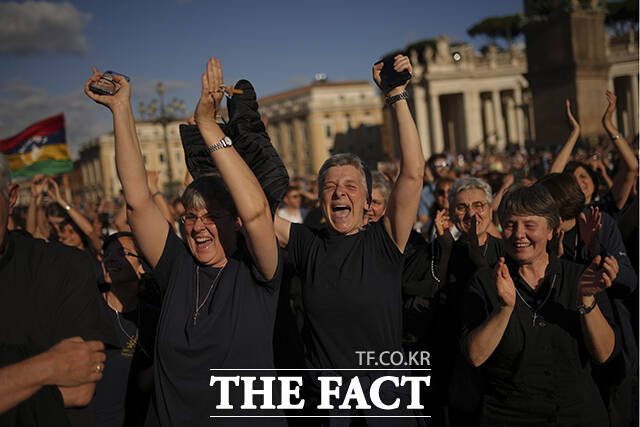 환호하는 시민들.