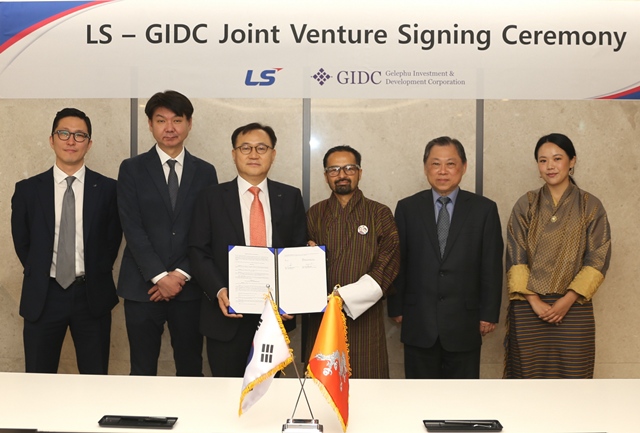 명노현 LS 부회장(왼쪽 세 번째)이 9일 LS용산타워에서 우즈왈 딥 다할 GIDC CEO(네 번째)를 비롯한 주요 관계자들과 만나 LS와 부탄 정부의 산하기관인 GIDC가 합작법인을 설립키로 계약했다. /LS