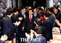  박수 받으며 입장하는 김문수 국민의힘 대선 후보 [포토]