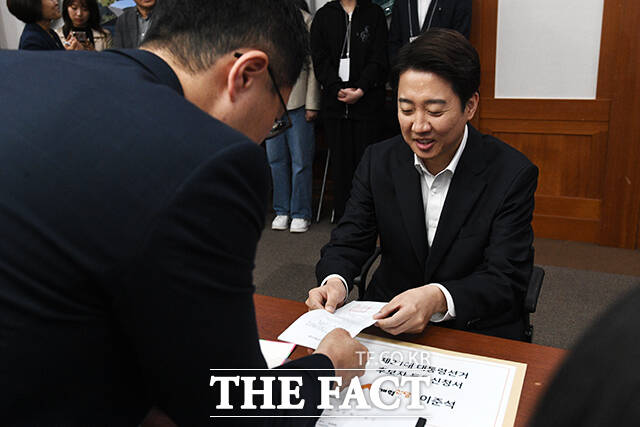 이준석 개혁신당 대선 후보가 제21대 대통령 선거 후보자로 공식 등록을 마쳤다. 이 후보가 10일 오전 경기 과천시 중앙선거관리위원회 과천청사에서 대통령 선거 후보자 등록을 하고 있다. /서예원 기자