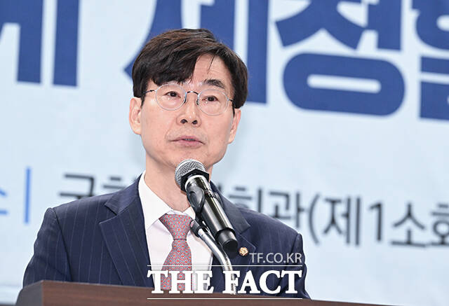 조경태 국민의힘 의원이 10일 오후 국회에서 기자회견을 열고 당 비상대책위원회를 향해 김문수 대선 후보의 자격 박탈 결정을 철회하라고 촉구했다. /박헌우 기자