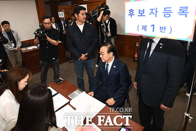 배우 이관훈과 김윤덕 더불어민주당 중앙선거대책위원회 총무본부장, 임호선 총무본부 수석부본부장(왼쪽부터)이 10일 오전 경기 과천시 중앙선거관리위원회 과천청사에서 이재명더불어민주당 대통령 후보 선거 후보자 등록을 하고 있다. /서예원 기자