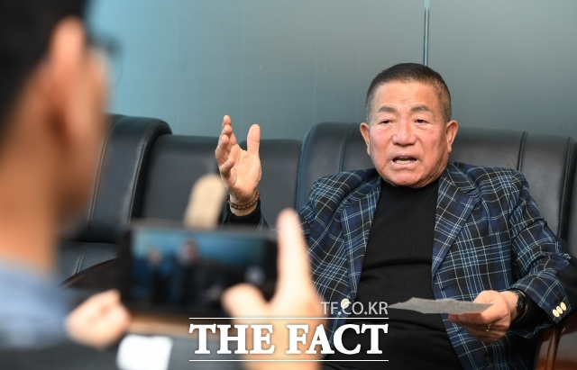 그는 생전 <더팩트>와 인터뷰에서 좌중을 뒤집는 진짜 웃음은 품격있는 음담패설로 완성된다는 신조를 밝히고 평소 각종 성인 유머 시리즈를 수백권의 수첩에 정리해 둔다고 밝히기도 했다. /이새롬 기자