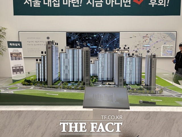 9일 고척 푸르지오 힐스테이트 견본주택이 오픈했다. 이 단지는 구로구 고척동 148-1번지 일원에 지하 3층~지상 25층 10개 동 전용면적 39~114㎡, 총 983세대 대단지로 조성된다. 2028년 8월 입주가 목표다. /공미나 기자