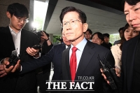  '후보 취소 효력 정지' 김문수...법원 직접 출석 [TF사진관]