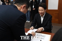  이준석, 대선 후보 등록 완료…