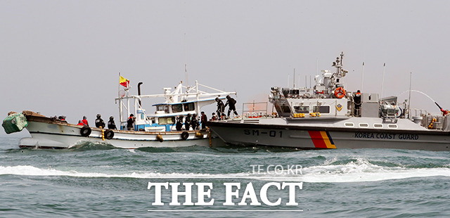 이주호 대통령 권한대행 부총리 겸 교육부 장관이 11일 인천 중구 서해5도 특별경비단을 방문해 어민 피해 최소화와 불법조업 단속 강화를 지시했다. 사진은 서해5도특별경비단 특수기동대 대원들이 지난 2023년 5월9일 오전 인천시 옹진군 대청도 인근 해상에서 주황색 연막을 피우고 도주중인 가상의 불법조업 외국어선 단속 훈련을 하고 있는 모습. /사진공동취재단