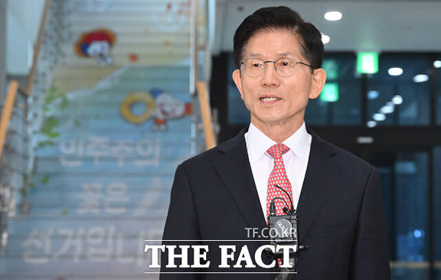 김문수 국민의힘 대선 후보가 11일 오전 경기 과천 중앙선거관리위원회에서 제21대 대통령 선거 후보자 등록을 하고 있다.