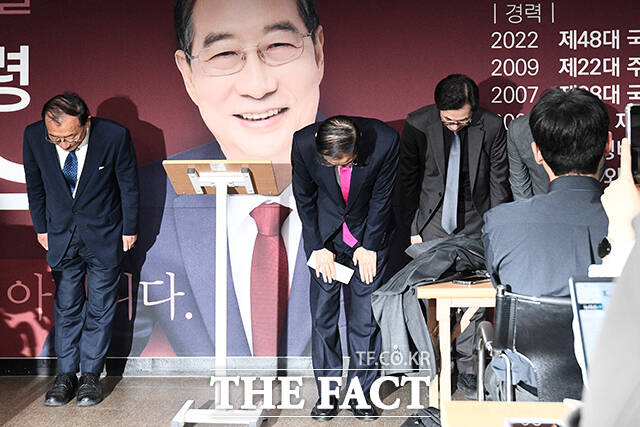 한덕수 대통령선거 예비후보가 11일 오전 서울 영등포구 맨하탄21빌딩에 마련된 선거 사무소에서 입장을 발표하고 있다. /서예원 기자