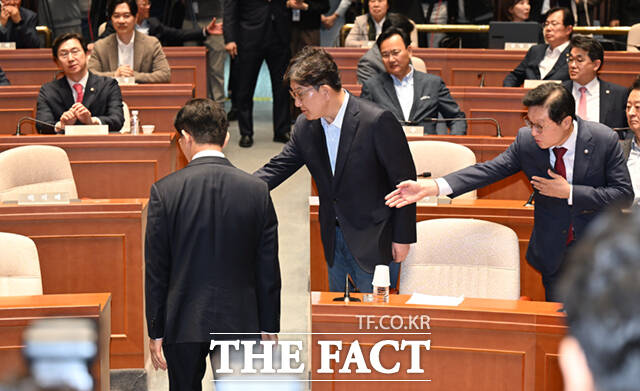 권성동 원내대표와 함께 김 후보의 자리를 안내하는 박형수 원내수석부대표(오른쪽). /이새롬 기자