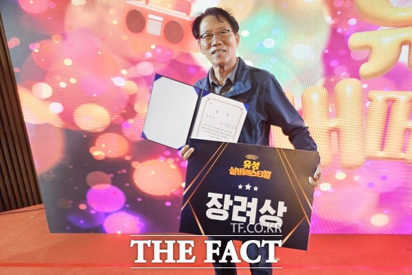 대덕시니어오케스트라단이 10일 유성구 온천문화축제장에서 열린 유성 실버페스티발 경연대회에서 20명이 출연해 장려상을 수상했다. 사진은 장려상을 수상하고 있는 한동권 단장 모습./대덕구노인종합복지관