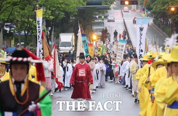 대전 대덕구가 10일 대덕구 대표 역사 인물인 동춘당 송준길 선생의 사상과 업적을 톺아보는 제28회 동춘당문화제를 성황리에 마무리했다. 최충규 대덕구청장(사진 가운데)이 문정공 시호봉송행렬에 함께하고 있다./대덕구