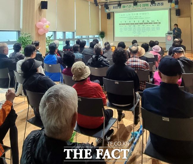 시흥형 어르신 건강주치의 교육 프로그램 진행 모습. /시흥시
